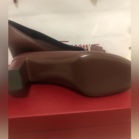 Selling Brand New ferragamo salvatore Vara Pump Shoe.Color:Burgundy Size: US 9.5 - Picture 4 of 4